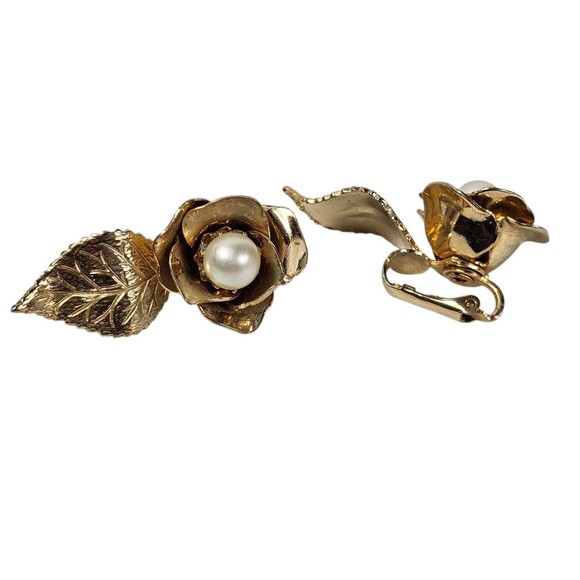 Vintage Gold Tone Rose Flower Clip-On Earrings Faux Pearl Center Retro Jewelry - Picture 2 of 7